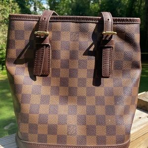 ***Authentic LV bucket tote with pochette.